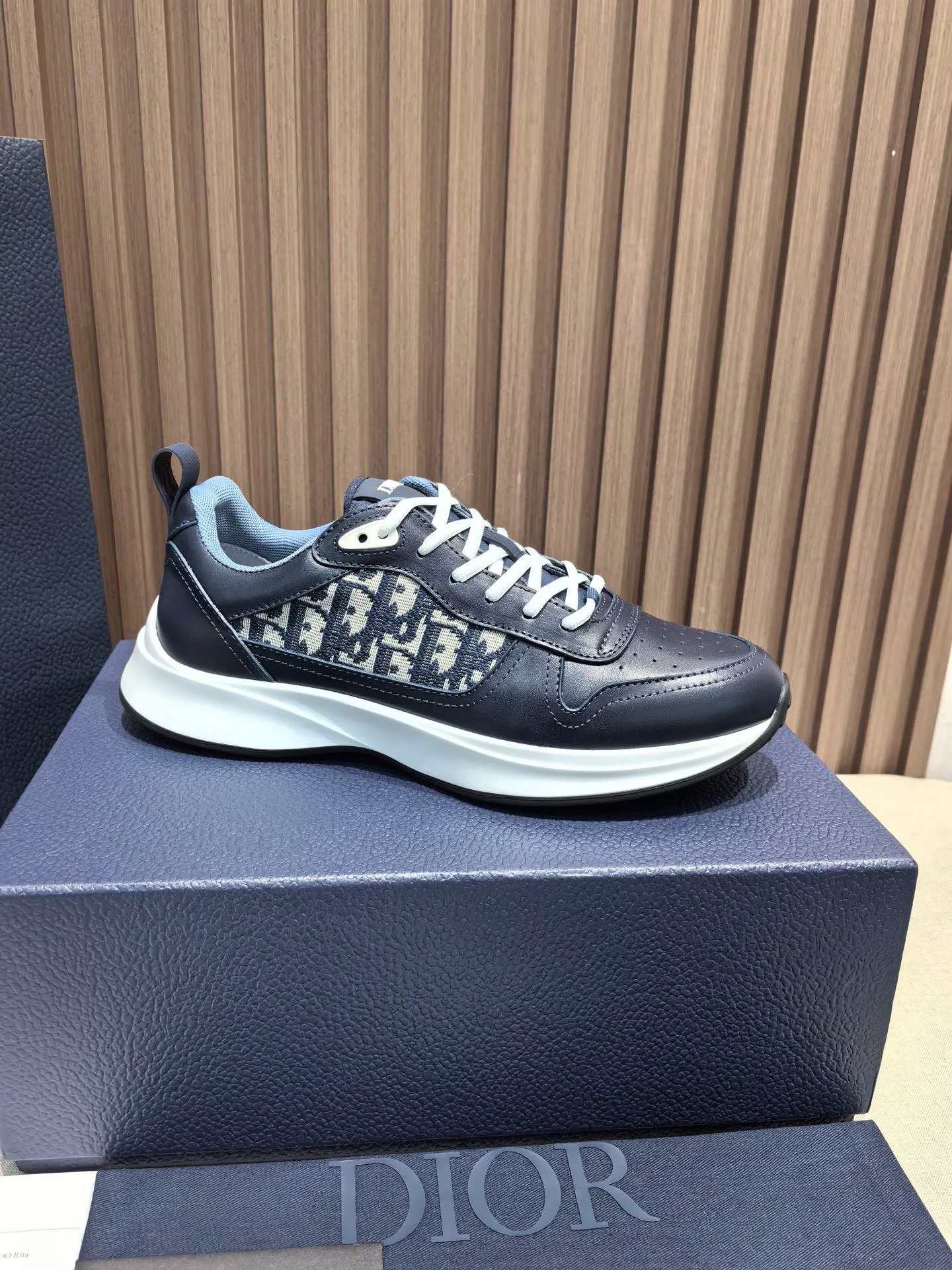 Factory price: 440💰 🔍Top purchasing agent🇮🇹 Dior's super-popular sports shoes, popular for street men, are synchronized with the new product counters. The uppers are made of Italian original imported cowhide and matched with D's customized fabrics. It is a must-have for fashionistas. The complex craftsmanship is perfectly reproduced. Imported soft cowhide foot pads, soles: original soles specially provided by the original factory, exclusive movable molded soles are super comfortable, original factory follow-up goods, 🔍🔍high quality, you can enter and exit the counter at will, welcome to compare, code number 38-45 (46 can be customized and cannot be returned or exchanged)